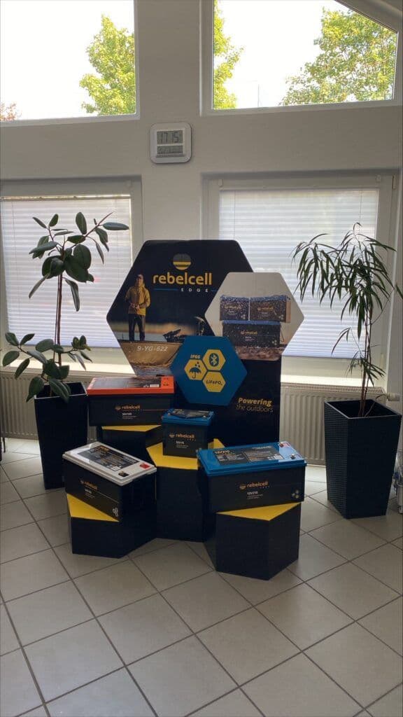 Display de prezentare la punctul de vânzare Rebelcell EDGE