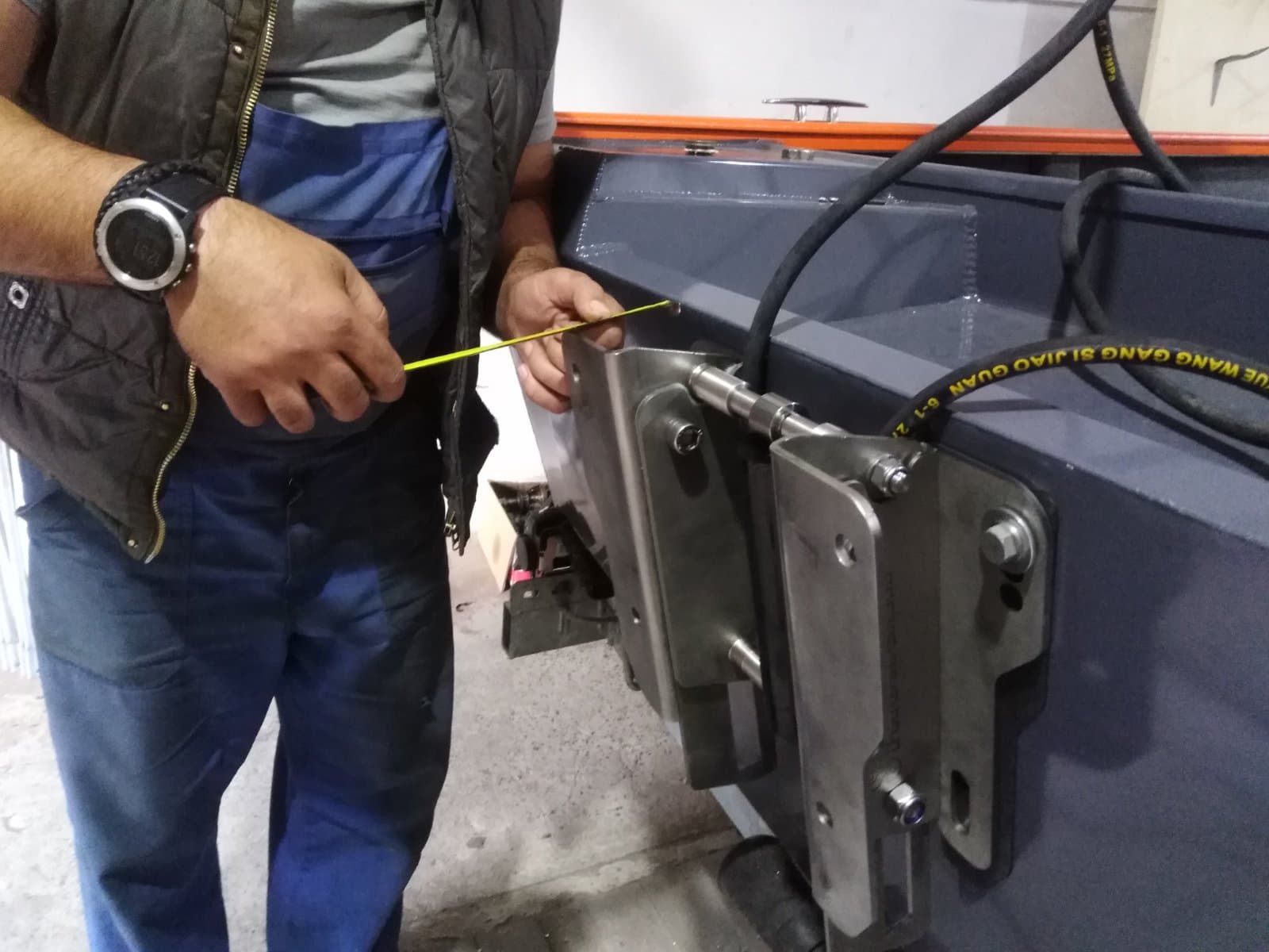 Unitate de control și panou pentru elevatorul hidraulic al motorului de barcă