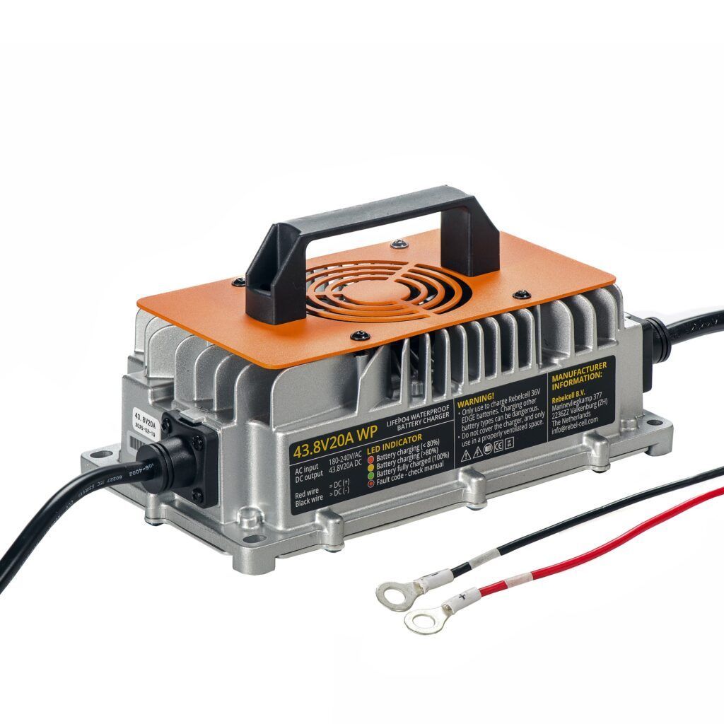 Încărcător 43.8V20A LiFePO4 rezistent la apă (IP65)